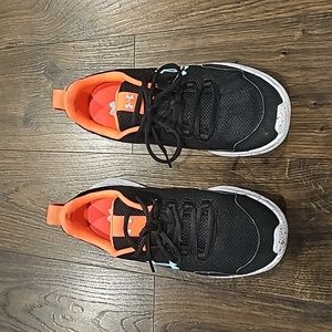 Girl's in great condition 7Y Under Armour sneakers.